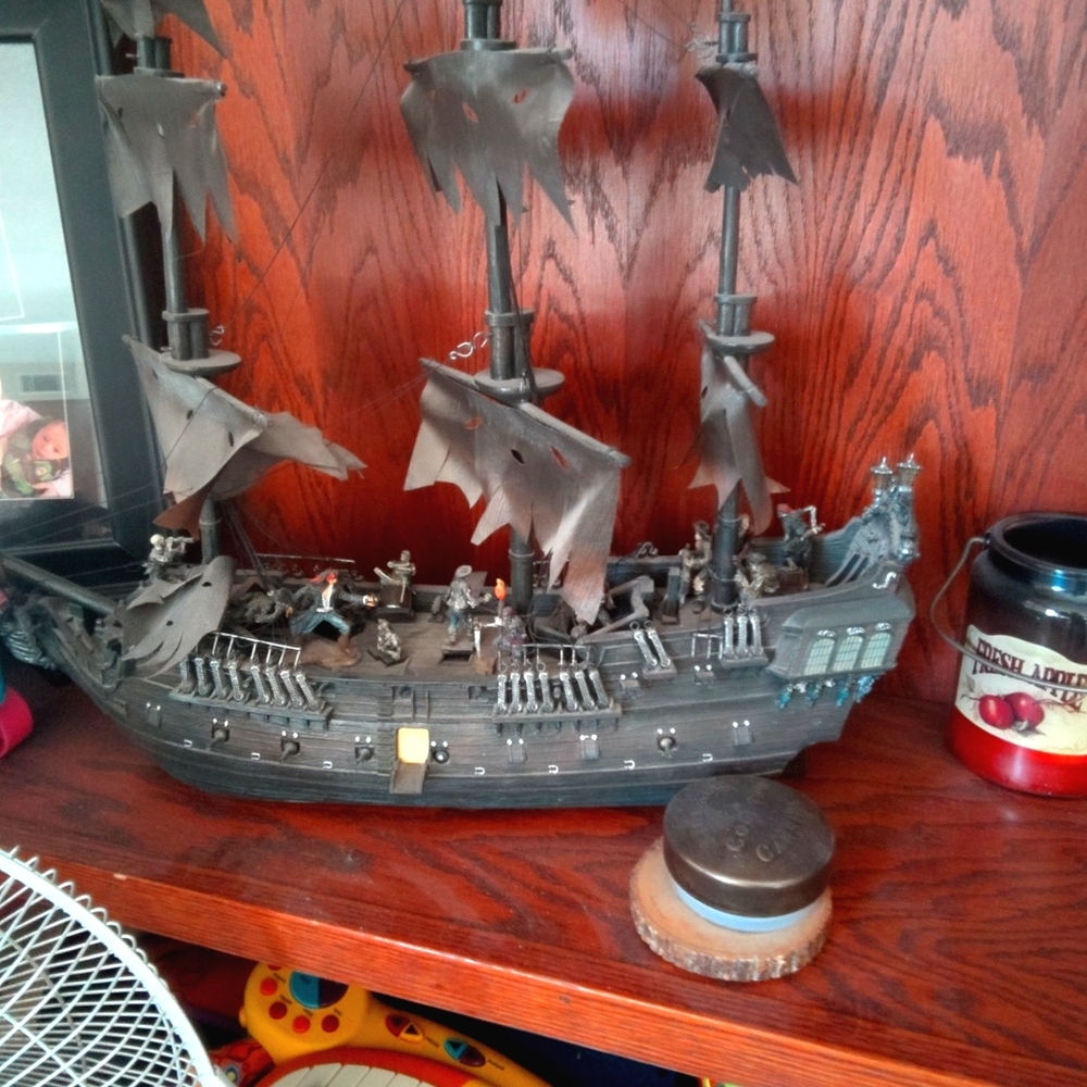 Black pearl ghost ship    DISNEY